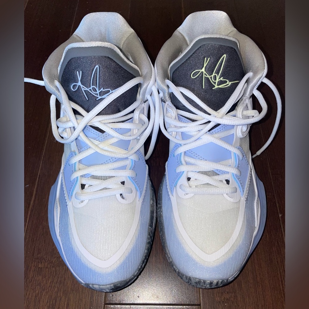 Nike Kyrie basketball sneakers - Picture 3 of 3
